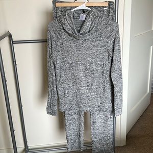 Cozy lounge set from Hello Mello. Size: Small
